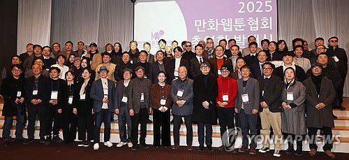 만화웹툰협회총연합 창립 기념(서울=연합뉴스) 강민지 기자 = 24일 서울 마포구 DMC타워에서 열린 만화웹툰협회총연합 발대식에서 참석자들이 기념촬영을 하고 있다. 2025.2.24 mjkang@yna.co.kr