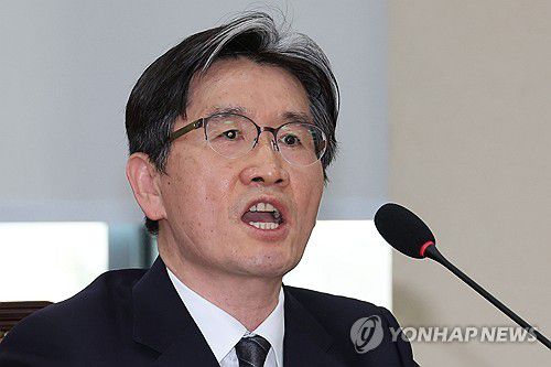 목소리 높여 항변하는 오동운 공수처장(서울=연합뉴스) 김주성 기자 = 오동운 고위공직자범죄수사처장이 25일 서울 여의도 국회에서 열린 '윤석열 정부의 비상계엄 선포를 통한 내란 혐의 진상규명 국정조사 특별위원회' 5차 청문회에서 이른바 '영장 쇼핑' 논란과 관련한 여당 의원들의 질문에 목소리를 높여 항변하고 있다. 2025.2.25 utzza@yna.co.kr
