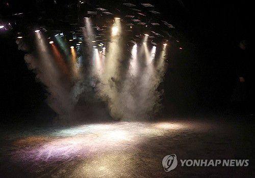 인간-비인간 관계 탐구하는 피에르 위그의 전시(서울=연합뉴스) 류효림 기자 = 25일 서울 용산구 리움미술관에서 열린 피에르 위그 개인전 기자간담회에서 참석자들이 전시 작품을 살펴보고 있다. 2025.2.25 ryousanta@yna.co.kr