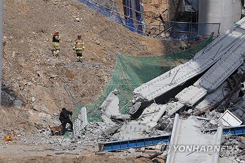 안성 고속도로 교량 공사장 붕괴 현장 수색작업(안성=연합뉴스) 홍기원 기자 = 25일 경기도 안성시 서운면 산평리 소재 서울세종고속도로 천안~안성구간 9공구 천용천교 건설 현장에서 교량 연결작업 중 교각에 올려놓았던 상판이 무너지는 사고가 발생해 소방대원들이 인명 수색작업을 하고 있다. 2025.2.25 xanadu@yna.co.kr