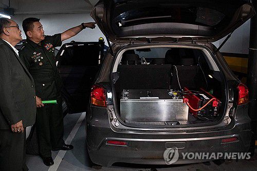 필리핀서 붙잡힌 중국 간첩 일당이 쓴 차량(마닐라 AFP=연합뉴스) 25일(현지시간) 필리핀 마닐라의 필리핀 경찰청 청사에서 중국인 간첩 2명 등이 휴대전화 도청에 사용한 차량에 대해 경찰이 설명하고 있다. 2025.02.26