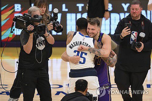 경기 전 댈러스의 P.J.워싱턴과 포옹하는 돈치치(오른쪽)[AP=연합뉴스]