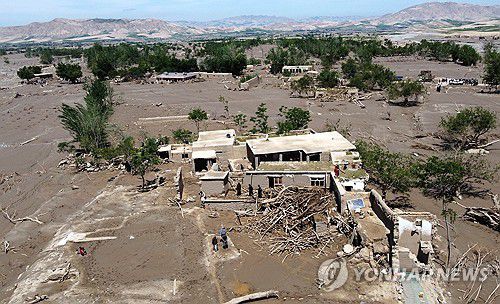 아프가니스탄 홍수지난해 5월 아프가니스탄 바그란에서 발생한 홍수로 집들이 무너지고 물에 잠긴 모습. [EPA 연합뉴스 자료사진. 재판매 및 DB 금지]