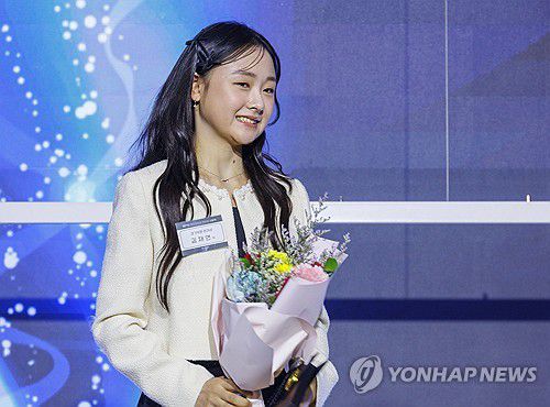 피겨 김채연의 미소(서울=연합뉴스) 황광모 기자 = 25일 서울 송파구 올림픽파크텔에서 열린 제71회 대한체육회 체육대상 시상식에서 피겨스케이팅의 김채연이 장려상을 받은 뒤 활짝 웃고 있다. 2025.2.25 hkmpooh@yna.co.kr