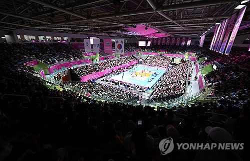'은퇴 선언' 김연경의 티켓 파워, 흥국생명 경기 연일 매진(인천=연합뉴스) 임순석 기자 = 25일 인천 삼산월드체육관에서 열린 프로배구 V리그 여자부 흥국생명과 IBK기업은행 경기가 만원 관중을 이루고 있다. 2025.2.25 soonseok02@yna.co.kr