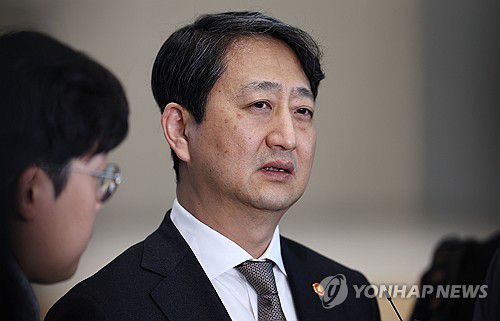 미국 관세면제 등 관련 질문에 답하는 안덕근 장관(영종도=연합뉴스) 김인철 기자 = 안덕근 산업통상자원부 장관이 26일 오전 인천국제공항 제2여객터미널에서 미국의 관세 조치에 대한 한국의 예외 요청과 양국 경제 협력 방안 등을 논의하기 위해 미국 워싱턴 DC로 출국하며 취재진 질문에 답하고 있다. 2025.2.26 yatoya@yna.co.kr