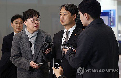미국 관세면제 등 관련 질문에 답하는 안덕근 장관(영종도=연합뉴스) 김인철 기자 = 안덕근 산업통상자원부 장관이 26일 오전 인천국제공항 제2여객터미널에서 미국의 관세 조치에 대한 한국의 예외 요청과 양국 경제 협력 방안 등을 논의하기 위해 미국 워싱턴 DC로 출국하며 취재진 질문에 답하고 있다. 2025.2.26 yatoya@yna.co.kr