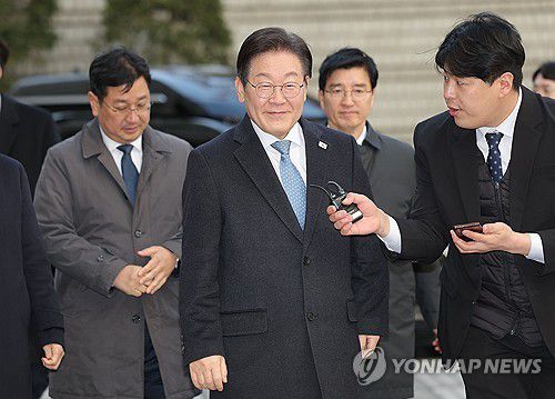'공직선거법 위반' 2심 결심 공판 출석하는 민주당 이재명 대표(서울=연합뉴스) 류영석 기자 = 더불어민주당 이재명 대표가 26일 서울고등법원에서 열린 공직선거법 위반 혐의 사건 2심 결심 공판에 출석하고 있다. 2025.2.26 ondol@yna.co.kr
