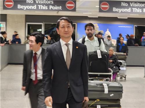 안덕근 산업통상자원부 장관 (워싱턴=연합뉴스) 박성민 특파원 = 안덕근 산업통상자원부 장관이 26일(현지시간) 미국 워싱턴DC 인근 덜레스 국제공항을 통해 미국을 방문했다. 2025.2.26 min22@yna.co.kr