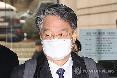 2024년 3월 영장심사 법정 향하는 송봉섭 전 중앙선관위 사무차장[연합뉴스 자료사진]