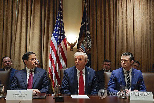 첫 각료회의서 발언하는 트럼프[AP=연합뉴스. 재판매 및 DB 금지]