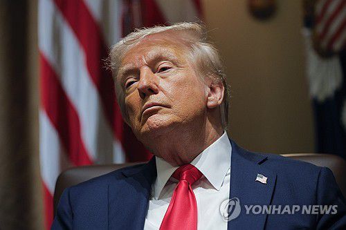 26일(현지시간) 각료회의 주재하는 도널드 트럼프 미 대통령[워싱턴 AP=연합뉴스. 재판매 및 DB 금지]