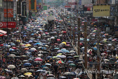 2019년 홍콩 반정부 시위2019년 7월27일 홍콩 위안랑 전철역 인근에서 범죄인 송환법안에 반대하고 '7.21 윈롱 백색테러'에 항의하기 위해 모인 시위대 모습. [EPA=연합뉴스 자료사진]