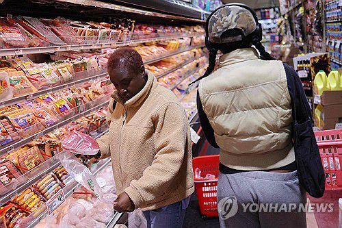 마트에서 장을 보는 미국 뉴욕 주민[게티이미지 제공. AFP 연합뉴스 자료사진. 재판매 및 DB 금지]