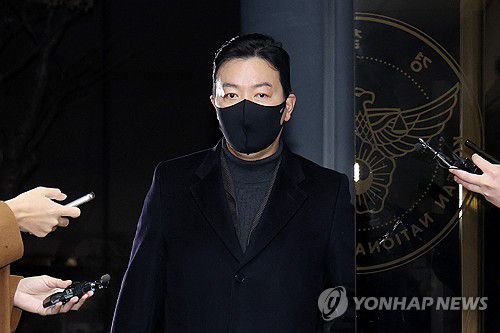 김성훈 대통령경호처 경호차장, 경찰 조사 출석(서울=연합뉴스) 임화영 기자 = 김성훈 대통령경호처 차장이 24일 오전 윤석열 대통령에 대한 체포영장 1차 집행을 저지한 혐의 조사를 위해 서울 서대문구 경찰청 국가수사본부 특별수사단에 출석하고 있다. 2025.1.24 hwayoung7@yna.co.kr