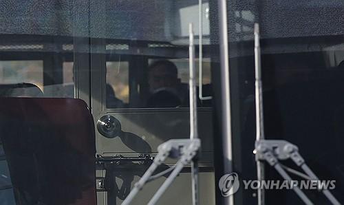 창원지검 도착한 명태균(창원=연합뉴스) 김동민 기자 = 정치 브로커 명태균 씨가 검찰 조사를 받기 위해 27일 경남 창원시 성산구 창원지검으로 이동하고 있다.      호송차 뒷좌석에 마스크를 착용하고 앉은 이가 명씨다. 2025.2.7 image@yna.co.kr