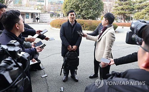 명태균 씨 변호인(창원=연합뉴스) 김동민 기자 = 정치 브로커 명태균 씨 변호인인 여태형 변호사가 27일 경남 창원시 성산구 창원지검 입구에서 취재진 질문에 답하고 있다. 2025.2.27 image@yna.co.kr