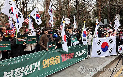 탄핵 반대 시국선언 발표하는 전남대생(광주=연합뉴스) 조남수 기자 = 27일 오후 광주 북구 전남대학교 후문 앞에서 윤 대통령 탄핵 반대 집회가 열리고 있다. 2025.2.27 iso64@yna.co.kr