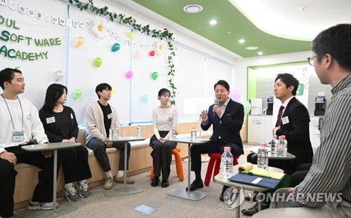 교육생들과 간담회 하는 오세훈 서울시장(서울=연합뉴스) 오세훈 서울시장이 11일 서울 동대문구에서 열린 '청년취업사관학교 동대문 캠퍼스' 개관식에서 교육생들과 간담회하고 있다. 2023.12.11 [서울시 제공. 재판매 및 DB 금지] photo@yna.co.kr