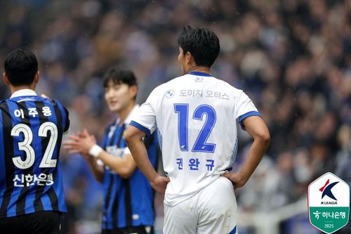 퇴장당한 수원 권완규.[한국프로축구연맹 제공. 재판매 및 DB 금지]