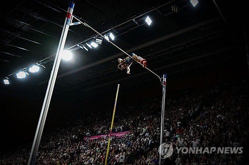 바를 넘는 듀플랜티스(클레르몽페랑 AFP=연합뉴스) 듀플랜티스가 1일(한국시간) 프랑스 클레르몽페랑에서 열린 2025 세계육상연맹 인도어 투어 실버 올스타 페르슈 대회에서 바를 넘고 있다.