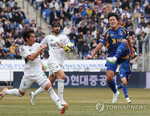 공 걷어내는 김영권(울산=연합뉴스) 김용태 기자 = 1일 울산 문수축구경기장에서 열린 프로축구 하나은행 K리그1 2025 울산 HD와 전북 현대의 경기에서 울산 김영권이 공을 걷어내고 있다. 2025.3.1 yongtae@yna.co.kr