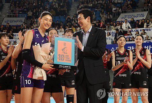 은퇴 선물 받는 김연경(대전=연합뉴스) 이주형 기자 = 흥국생명 김연경이 1일 대전 중구 충무체육관에서 열린 프로배구 도드람 2024-2025 V리그 여자부 정관장과의 경기 뒤 정관장 선수들로부터 은퇴 기념 선물을 받고 기념사진을 촬영하고 있다. 2025.3.1 coolee@yna.co.kr