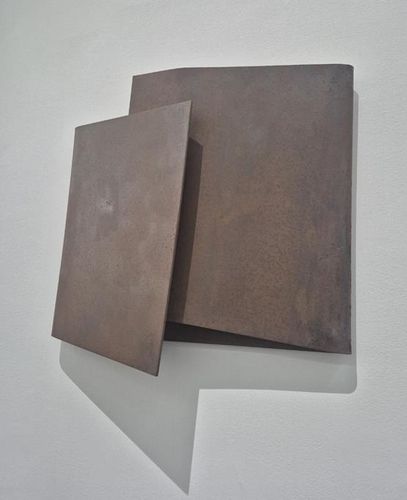 우손갤러리 김인겸 개인전 전시 모습. 철판을 종이처럼 접은 형태의 'Space of Emptiness' 작품.[사진 황희경]