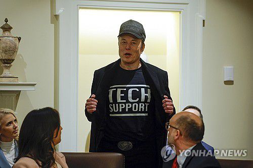 백악관 각료회의 참석한 머스크[AP 연합뉴스 자료사진. 재판매 및 DB 금지]