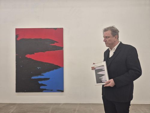 쿤 반 덴 브룩 작가가 거리를 찍은 사진과 이를 바탕으로 한 회화에 대해 설명하는 모습[사진 황희경]