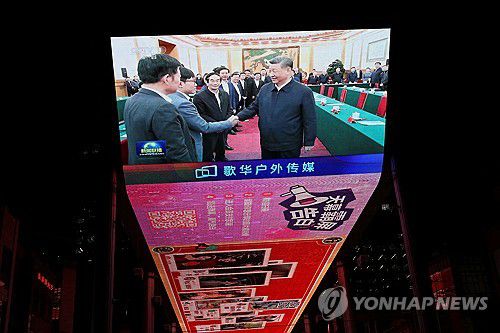 지난 17일 기술기업 책임자들과의 좌담회에서 시진핑 중국 국가 주석이 량원펑 딥시크 창업자와 악수하는 모습[로이터 연합뉴스 자료사진. 재판매 및 DB 금지]