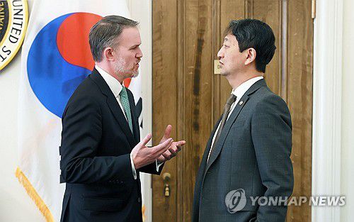미국무역대표부 대표와 대화하는 안덕근 장관(서울=연합뉴스) 안덕근 산업통상자원부 장관이 28일(현지시간) 미국 워싱턴DC 미국무역대표부(USTR) 회의실에서 제이미슨 그리어 USTR 대표와 대화하고 있다. 2025.3.1 [산업통상자원부 제공. 재판매 및 DB 금지] photo@yna.co.kr