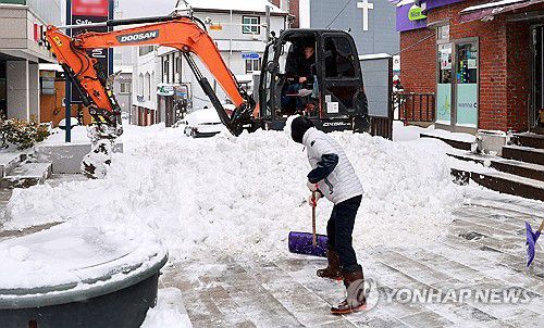 폭설내린 고원도시 제설작업 한창(태백=연합뉴스) 폭설이 내리고 그친 3일 강원 태백지역에 많은 눈이 쌓이자 공무원이 시민들이 제설작업을 벌이고 있다.  2025.3.3   [태백시 제공.재판매 및 DB 금지] hak@yna.co.kr