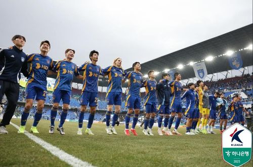 팬들 앞에서 승리를 축하하는 울산 HD 선수들[한국프로축구연맹 제공. 재판매 및 DB 금지]