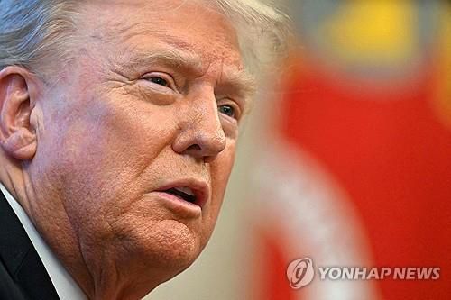 집무실서 회견 중인 도널드 트럼프 미국 대통령[워싱턴=AFP 연합뉴스]