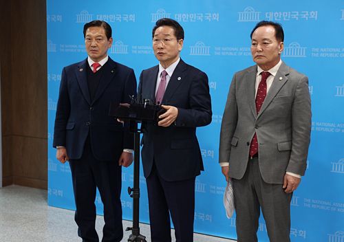 개헌안 공표하는 유정복 대한민국시도지사협의회장[대한민국시도지사협의회 제공. 재판매 및 DB 금지]
