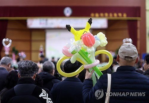 아빠의 마음 (서울=연합뉴스) 윤동진 기자 = 4일 서울 마포구 아현초등학교에서 열린 입학식에서 학부모가 풍선을 들고 있다. 2025.3.4     mon@yna.co.kr