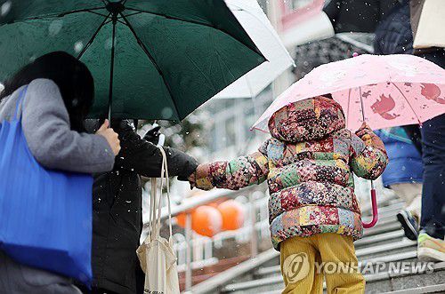 입학식 가는 길 (서울=연합뉴스) 윤동진 기자 = 4일 서울 마포구 아현초등학교에서 열린 입학식에서 신입생 가족이 눈을 맞으며 강당으로 향하고 있다. 2025.3.4     mon@yna.co.kr