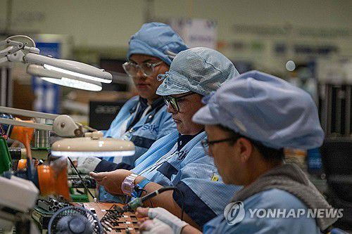 멕시코 한 전자제품 공장에서 일하는 직원들[AFP 연합뉴스 자료사진. 재판매 및 DB 금지]