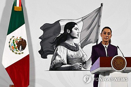 4일(현지시간) 기자회견 하는 멕시코 대통령(멕시코시티 AFP=연합뉴스) 클라우디아 셰인바움 멕시코 대통령이 미국의 관세부과 조처 개시일인 4일(현지시간) 멕시코시티에 있는 멕시코 대통령궁에서 정례 기자회견을 하고 있다. 2025.3.4