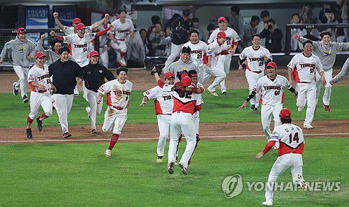 KIA 타이거즈 2024시즌 통합우승(광주=연합뉴스) 정다움 기자 = 28일 광주 기아챔피언스필드에서 열린 2024 신한 SOL뱅크 KBO 포스트시즌 한국시리즈 5차전 삼성 라이온즈와 KIA 타이거즈의 경기. 삼성에 승리하며 7년 만에 통합우승을 달성한 KIA 선수들이 기뻐하고 있다. 2024.10.29 daum@yna.co.kr