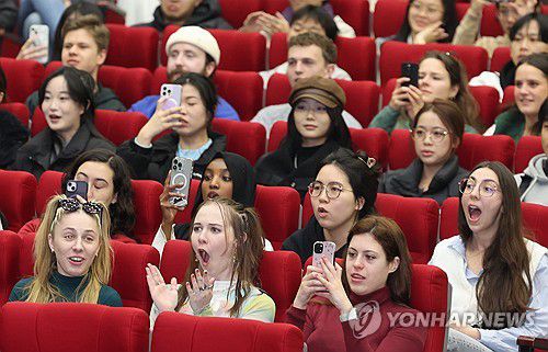 외국인 신입생 오리엔테이션, 태권도 시범공연(부산=연합뉴스) 강선배 기자 =  28일 부산 남구 국립부경대학교 대연캠퍼스 대학극장에서 열린 2025학년도 1학기 외국인 신입생 오리엔테이션에 참가한 외국인 유학생들이 태권도 시범공연을 즐기고 있다. 2025.2.28 sbkang@yna.co.kr
