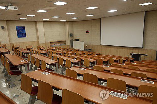 새 학기에도 썰렁한 의대(대전=연합뉴스) 이주형 기자 = 전국 상당수 대학 의과대가 개강한 4일 오전 새 학기 수업을 시작한 대전의 한 대학 의대 강의실이 텅 비어 있다. 2025.3.4 coolee@yna.co.kr