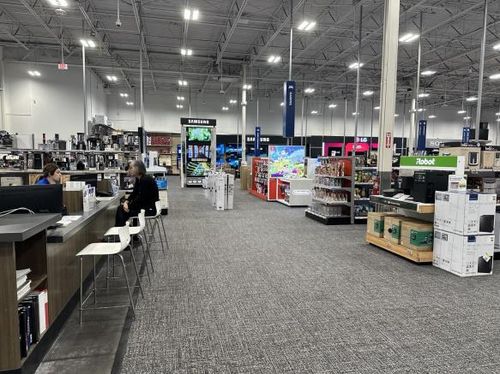 썰렁한 LA 베스트바이 매장 내부 (로스앤젤레스=연합뉴스) 임미나 특파원 = 미국발 '관세 전쟁'이 본격화한 4일(현지시간) 로스앤젤레스(LA) 시내 가전제품 전문점 베스트바이 매장 내부가 한산한 모습이다. 2025.3.5 mina@yna.co.kr