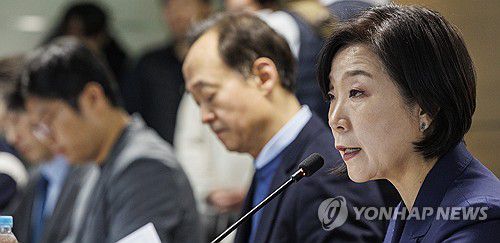 트럼프 보편적 관세 비상, 정부정책 설명하는 오영주 장관(서울=연합뉴스) 황광모 기자 = 오영주 중소벤처기업부 장관이 지난달 12일 서울 영등포구 63빌딩 내 기술보증기금 서울지점에서 열린 미 트럼프 2기 행정부 대응, 중소기업 지원 간담회에 참석해 정부 정책 방향을 설명하고 있다. 2025.2.12 hkmpooh@yna.co.kr