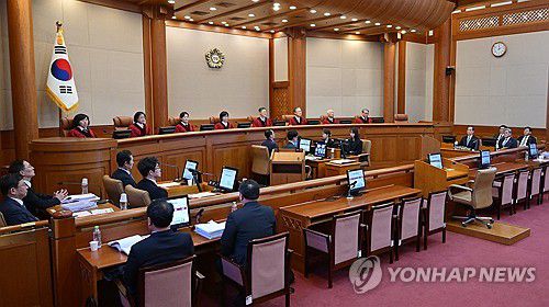 한덕수 총리 탄핵심판 첫 변론기일(서울=연합뉴스) 윤동진 기자 = 한덕수 국무총리 탄핵심판 첫 변론기일이 열린 지난 19일 서울 헌법재판소 대심판정에서 헌법재판관들이 심판정에 들어서 있다. 2025.2.19 [공동취재] photo@yna.co.kr