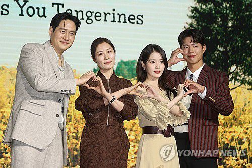 넷플릭스 '폭싹 속았수다' 제작발표회(서울=연합뉴스) 류효림 기자 = 배우 박해준(왼쪽부터), 문소리, 아이유, 박보검이 5일 서울 여의도 콘래드호텔에서 열린 넷플릭스 '폭싹 속았수다' 제작발표회에서 포즈를 취하고 있다. 2025.3.5 ryousanta@yna.co.kr