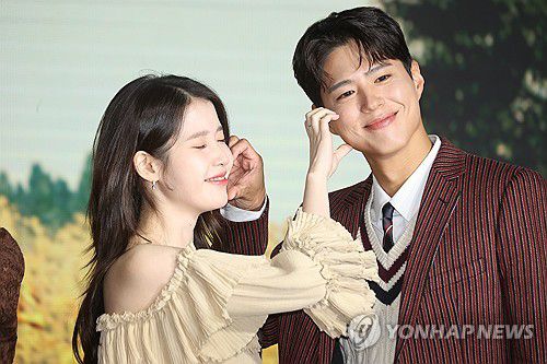 포즈 취하는 아이유-박보검(서울=연합뉴스) 류효림 기자 = 배우 아이유, 박보검이 5일 서울 여의도 콘래드호텔에서 열린 넷플릭스 '폭싹 속았수다' 제작발표회에서 포즈를 취하고 있다. 2025.3.5 ryousanta@yna.co.kr