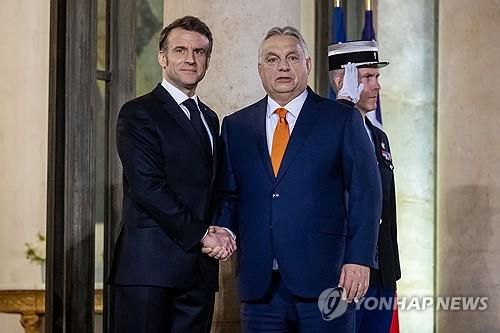 파리 찾은 오르반 헝가리 총리(파리 EPA=연합뉴스) 에마뉘엘 마크롱 프랑스 대통령이 5일(현지시간) 저녁 파리 엘리제궁에서 오르반 빅토르 헝가리 총리를 맞이하고 있다. 2025.03.05.
