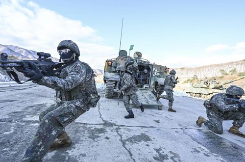 한미 통합화력 실사격 훈련(서울=연합뉴스) 육군 수도기계화보병사단 전차대대TF 장병들이 장갑차에서 하차해 목표고지를 점령하고 있는 모습 [육군 제공. 재판매 및 DB 금지]